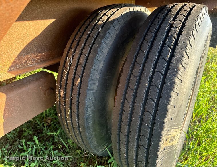 image for item DQ6835 1994 Gold Star flatbed trailer