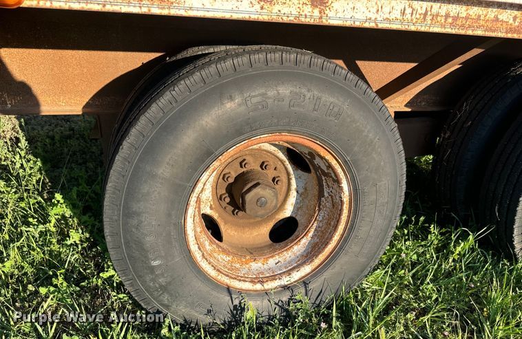 image for item DQ6835 1994 Gold Star flatbed trailer