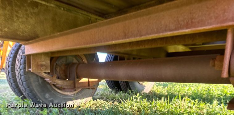 image for item DQ6835 1994 Gold Star flatbed trailer