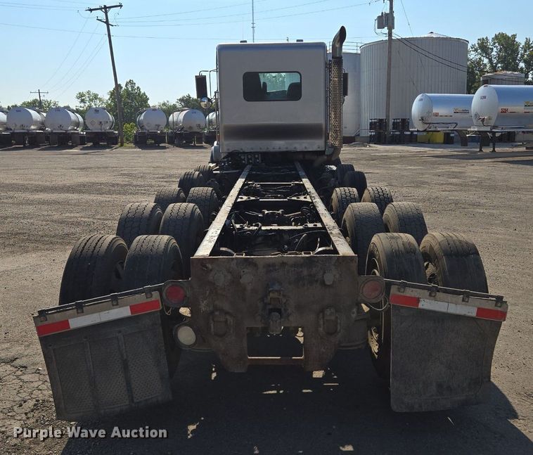 image for item DT7758 2010 Kenworth T800 truck cab and chassis