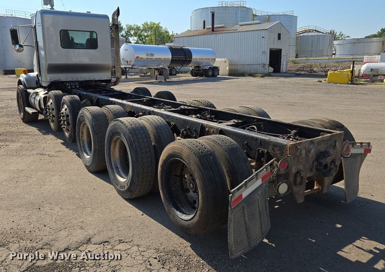 image for item DT7758 2010 Kenworth T800 truck cab and chassis