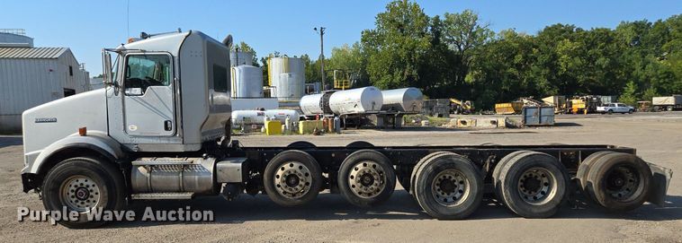 image for item DT7758 2010 Kenworth T800 truck cab and chassis