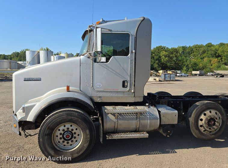 image for item DT7758 2010 Kenworth T800 truck cab and chassis