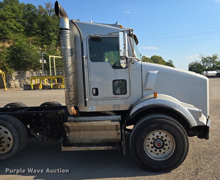 image for item DT7758 2010 Kenworth T800 truck cab and chassis