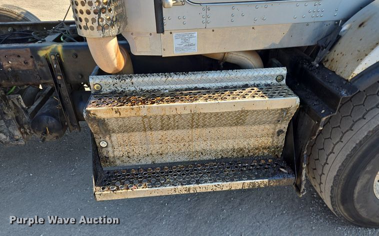 image for item DT7758 2010 Kenworth T800 truck cab and chassis