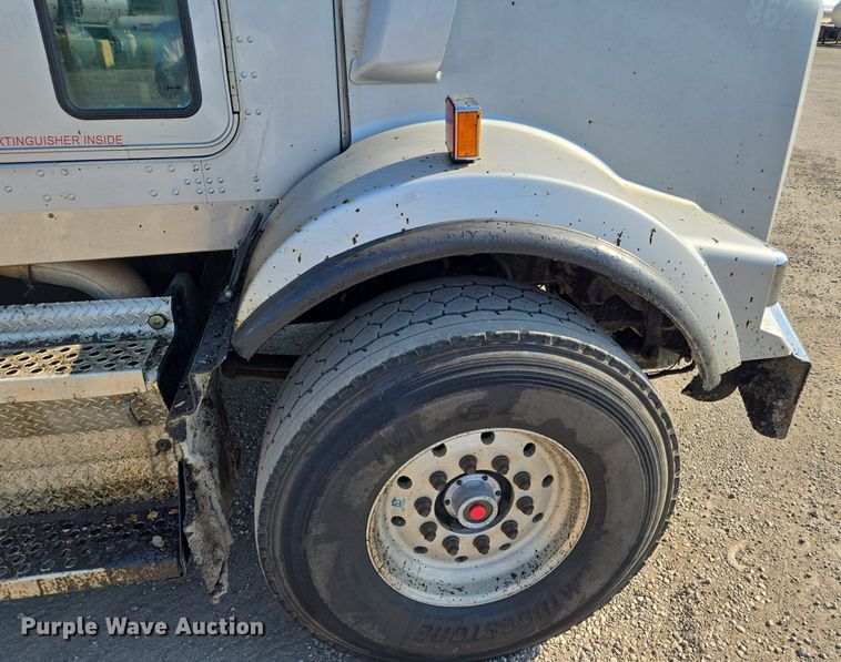 image for item DT7758 2010 Kenworth T800 truck cab and chassis