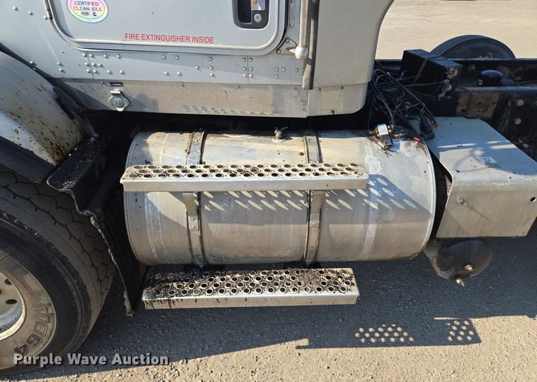 image for item DT7758 2010 Kenworth T800 truck cab and chassis