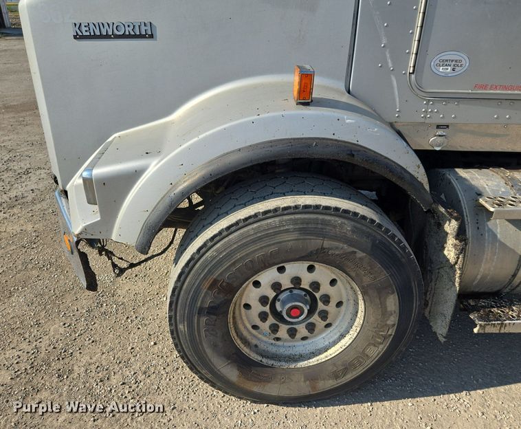 image for item DT7758 2010 Kenworth T800 truck cab and chassis