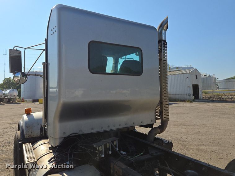 image for item DT7758 2010 Kenworth T800 truck cab and chassis