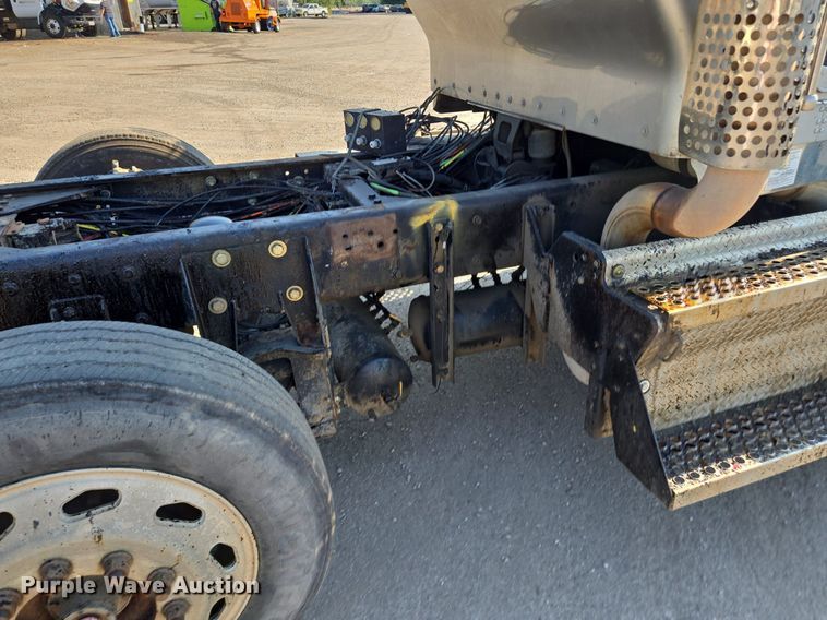 image for item DT7758 2010 Kenworth T800 truck cab and chassis