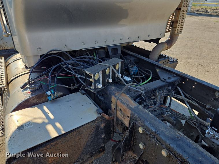 image for item DT7758 2010 Kenworth T800 truck cab and chassis