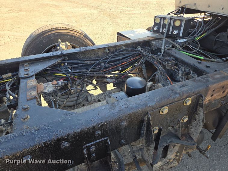 image for item DT7758 2010 Kenworth T800 truck cab and chassis