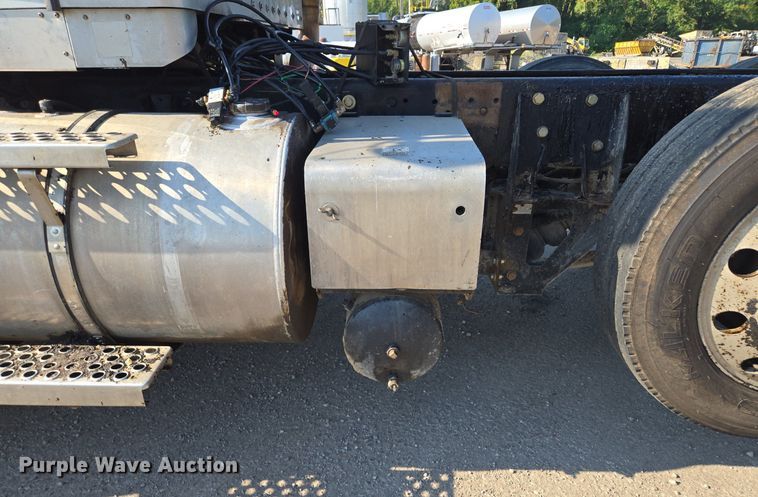 image for item DT7758 2010 Kenworth T800 truck cab and chassis