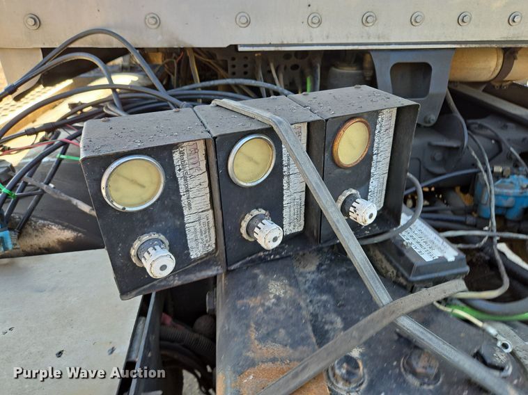 image for item DT7758 2010 Kenworth T800 truck cab and chassis