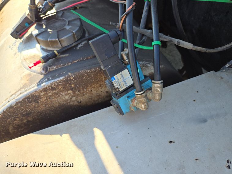 image for item DT7758 2010 Kenworth T800 truck cab and chassis