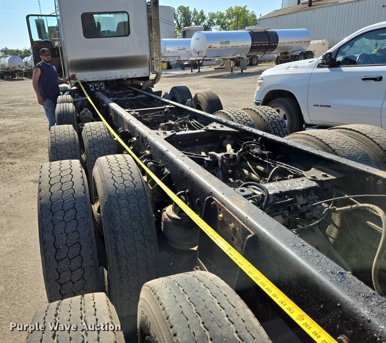 image for item DT7758 2010 Kenworth T800 truck cab and chassis