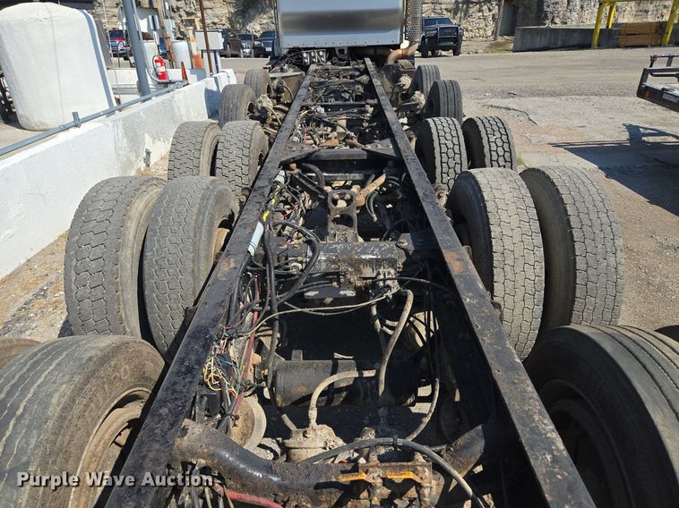 image for item DT7758 2010 Kenworth T800 truck cab and chassis