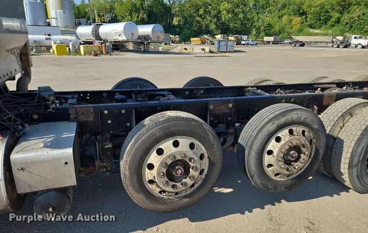 image for item DT7758 2010 Kenworth T800 truck cab and chassis