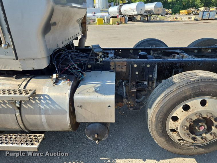 image for item DT7758 2010 Kenworth T800 truck cab and chassis