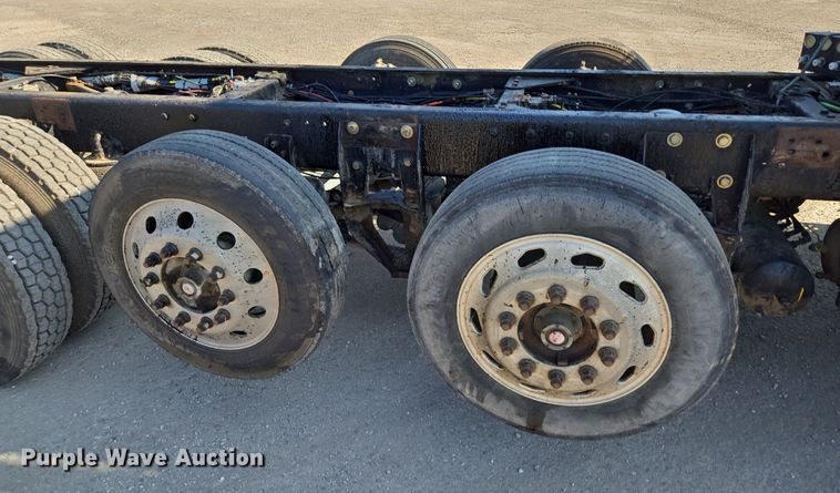 image for item DT7758 2010 Kenworth T800 truck cab and chassis