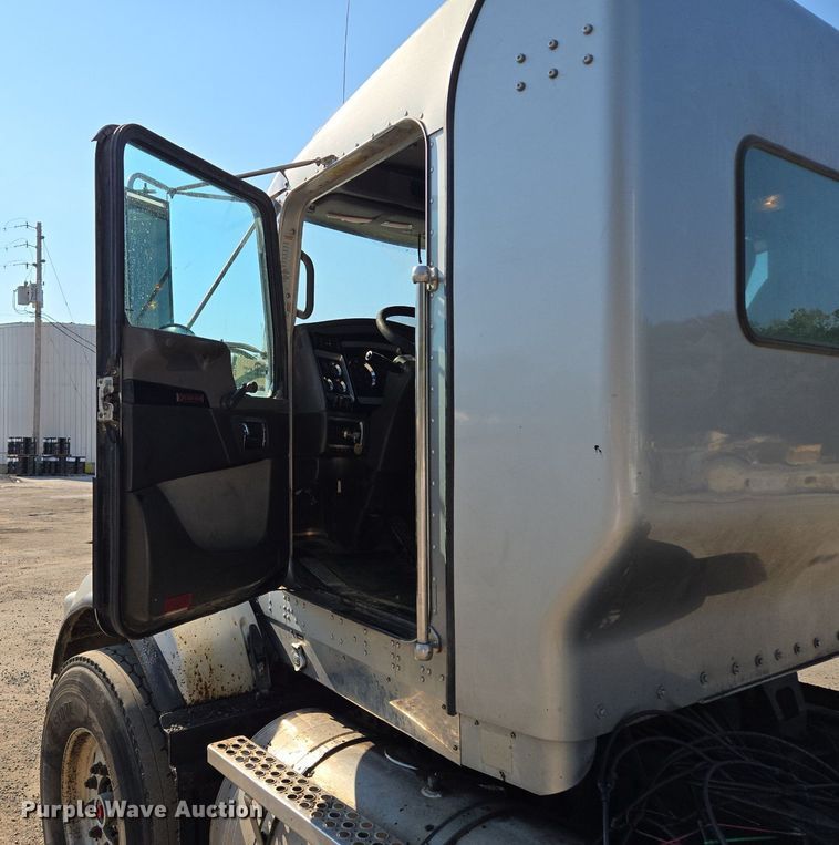 image for item DT7758 2010 Kenworth T800 truck cab and chassis