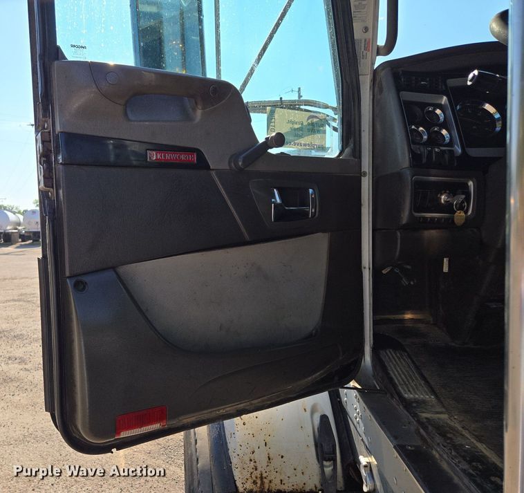 image for item DT7758 2010 Kenworth T800 truck cab and chassis