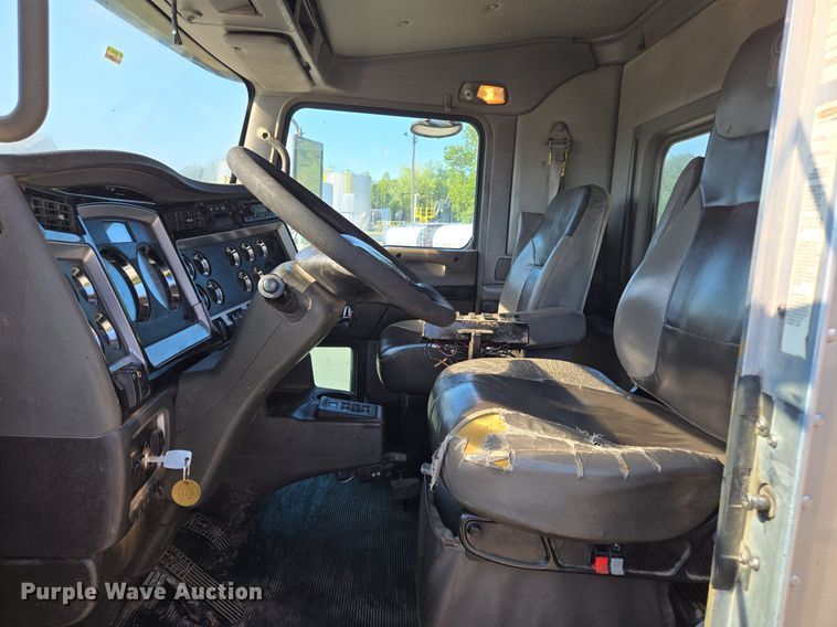 image for item DT7758 2010 Kenworth T800 truck cab and chassis