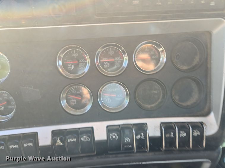 image for item DT7758 2010 Kenworth T800 truck cab and chassis