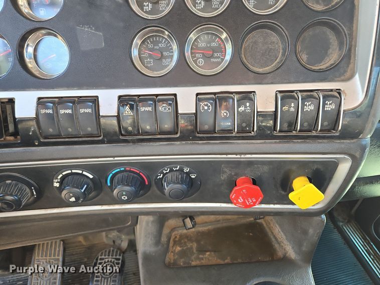 image for item DT7758 2010 Kenworth T800 truck cab and chassis