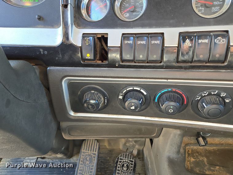 image for item DT7758 2010 Kenworth T800 truck cab and chassis