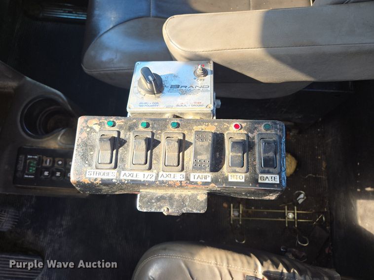 image for item DT7758 2010 Kenworth T800 truck cab and chassis