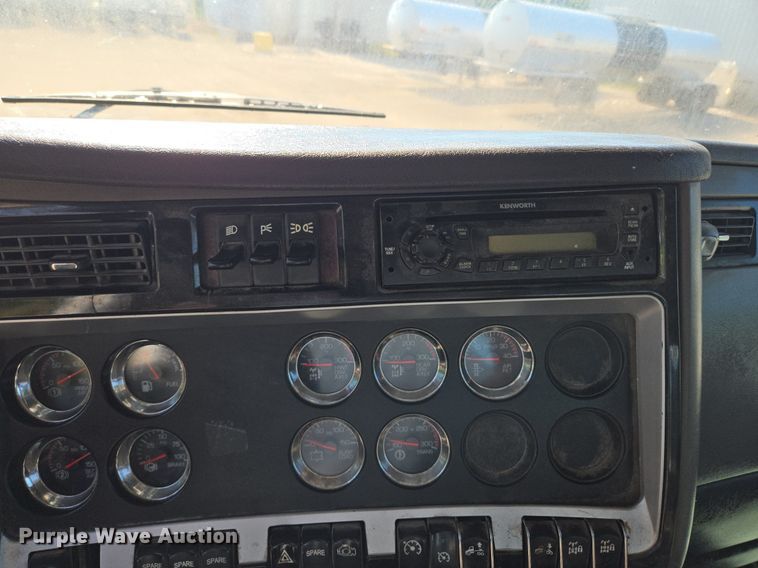 image for item DT7758 2010 Kenworth T800 truck cab and chassis