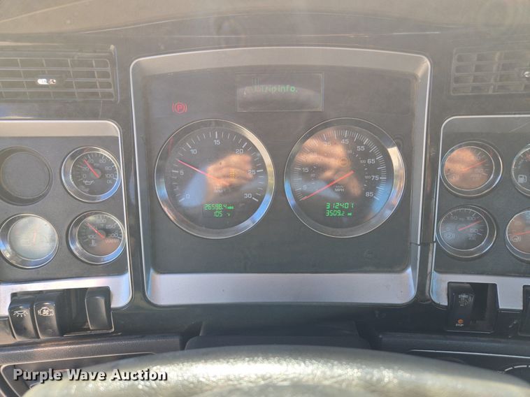 image for item DT7758 2010 Kenworth T800 truck cab and chassis