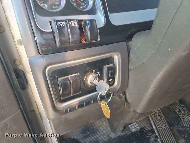 image for item DT7758 2010 Kenworth T800 truck cab and chassis