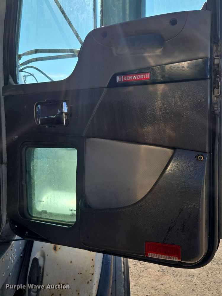 image for item DT7758 2010 Kenworth T800 truck cab and chassis