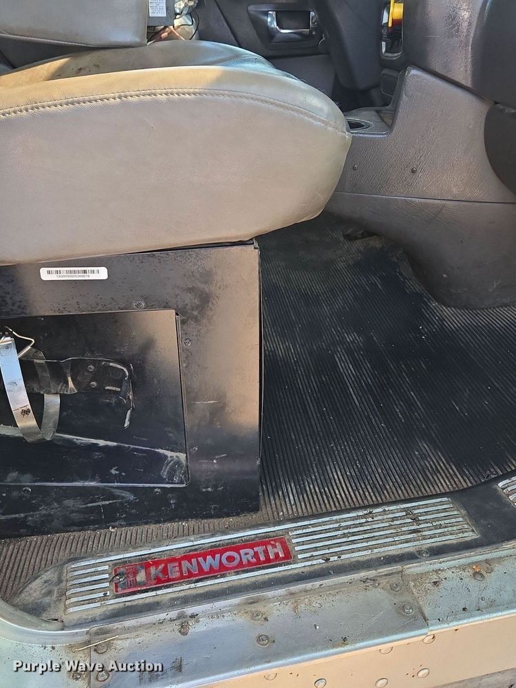 image for item DT7758 2010 Kenworth T800 truck cab and chassis