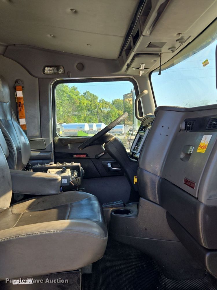 image for item DT7758 2010 Kenworth T800 truck cab and chassis