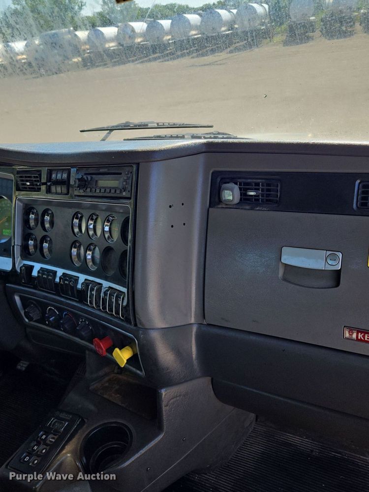 image for item DT7758 2010 Kenworth T800 truck cab and chassis