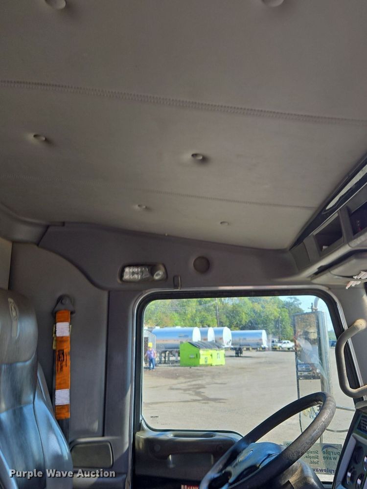 image for item DT7758 2010 Kenworth T800 truck cab and chassis