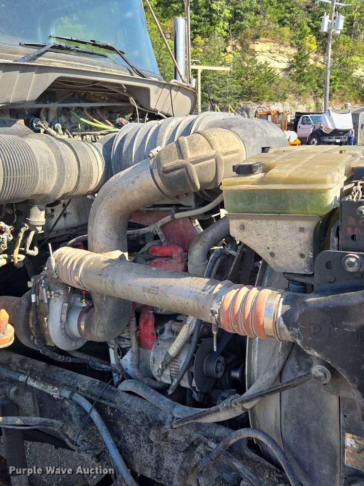 image for item DT7758 2010 Kenworth T800 truck cab and chassis