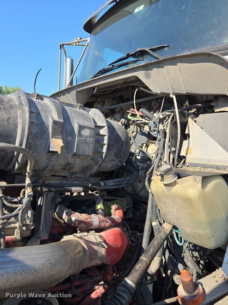 image for item DT7758 2010 Kenworth T800 truck cab and chassis