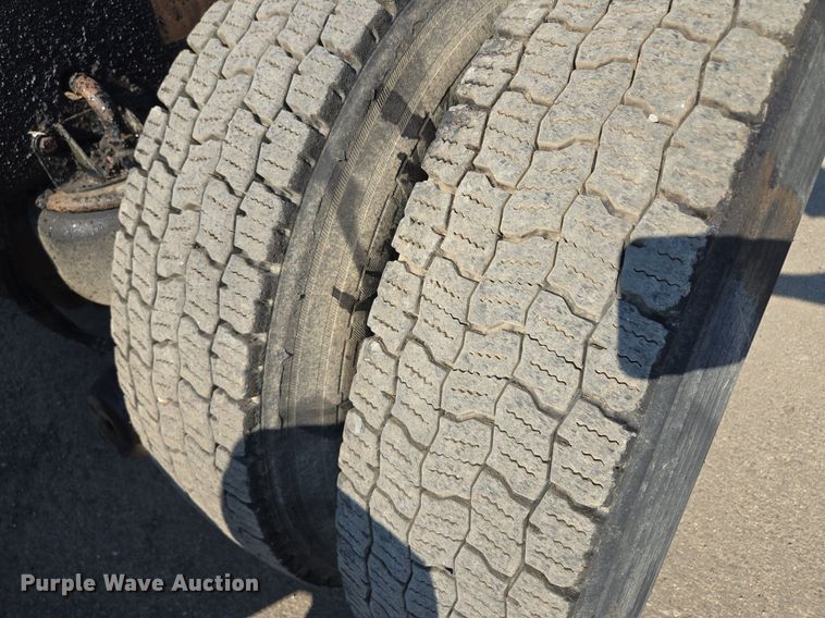 image for item DT7758 2010 Kenworth T800 truck cab and chassis