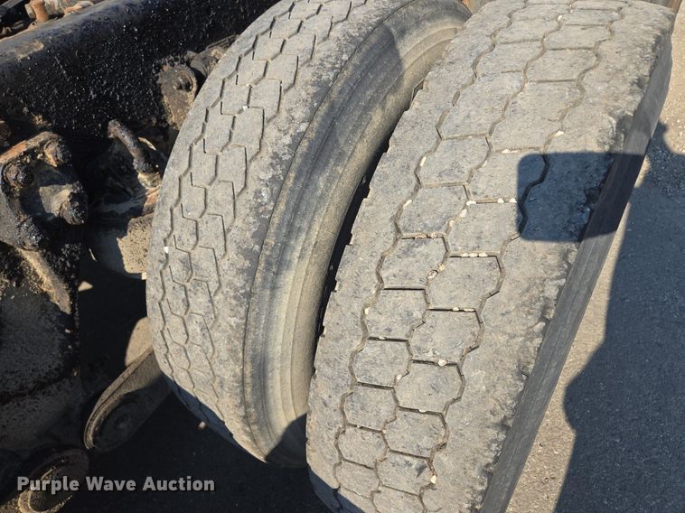 image for item DT7758 2010 Kenworth T800 truck cab and chassis