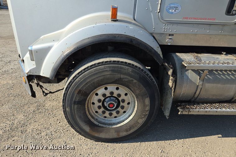 image for item DT7758 2010 Kenworth T800 truck cab and chassis