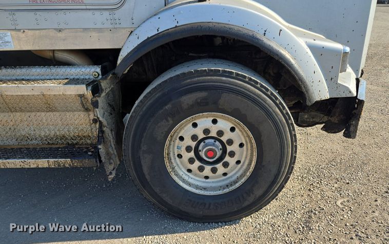 image for item DT7758 2010 Kenworth T800 truck cab and chassis