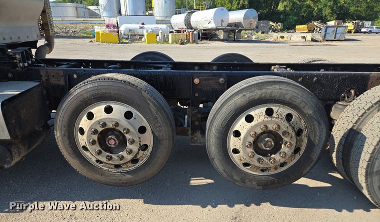 image for item DT7758 2010 Kenworth T800 truck cab and chassis