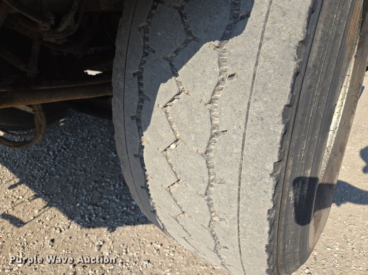 image for item DT7758 2010 Kenworth T800 truck cab and chassis