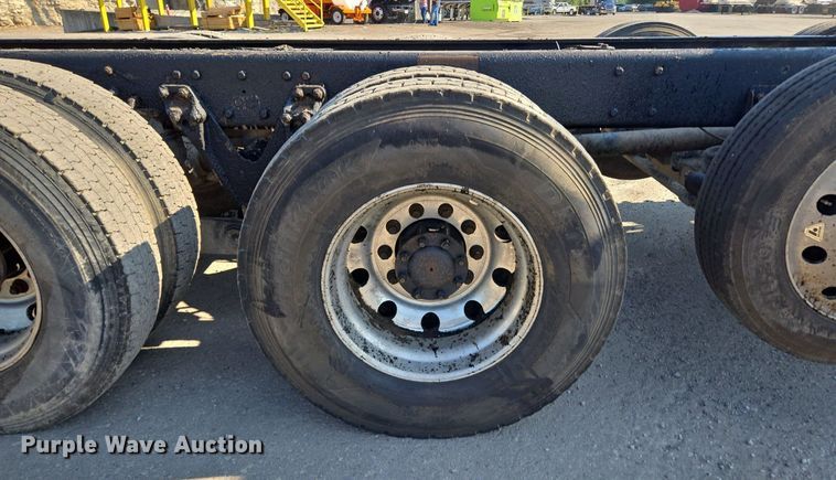 image for item DT7758 2010 Kenworth T800 truck cab and chassis