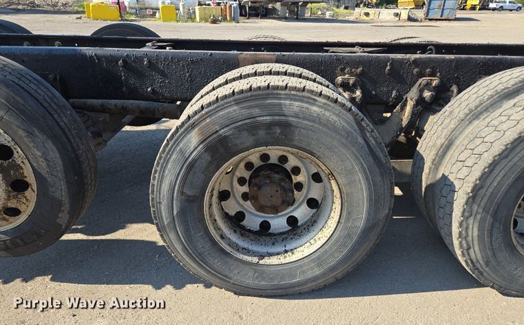 image for item DT7758 2010 Kenworth T800 truck cab and chassis