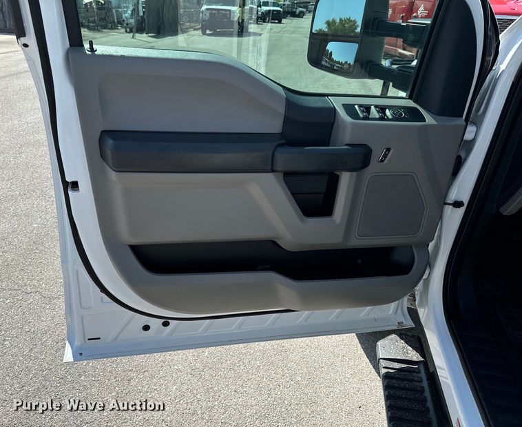 image for item DX1082 2022 Ford F550 Super Duty XL Crew Cab pickup truck